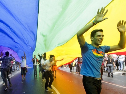 Participantes se divertem sob bandeira gigante na Avenida Paulista - Foto: Fernando Donasci/UOL/Folhapress